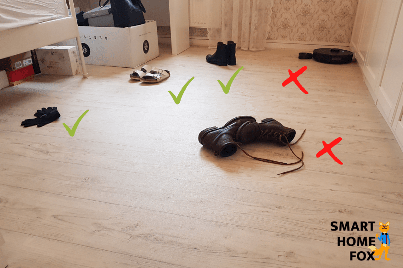 Das Bild zeigt, welche etwas höheren Gegenstände, die auf dem Boden verteilt wurden, beim Test als Hindernisse erkannt und umfahren wurden